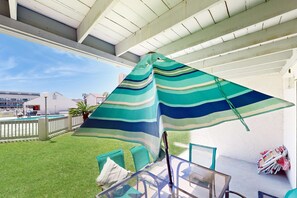 Outdoor dining - Bright condo with pool & hot tub access, WiFi, washer/dryer & central AC (Panama City Beach)