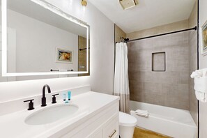 Douche, sèche-cheveux, serviettes fournies