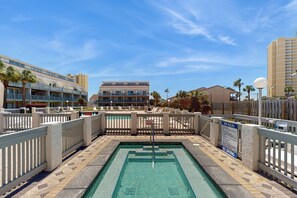 Pool - Bright condo with pool & hot tub access, WiFi, washer/dryer & central AC (Panama City Beach)