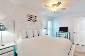 1 bedroom, iron/ironing board, WiFi, bed sheets - Bright condo with pool & hot tub access, WiFi, washer/dryer & central AC (Panama City Beach)