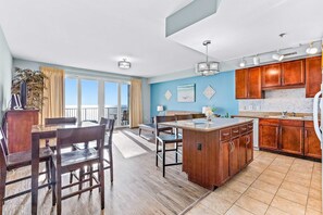 Dining - Beachfront condo with access to 5 pools, hot tub, fast WiFi, patio, washer/dryer (Panama City Beach)