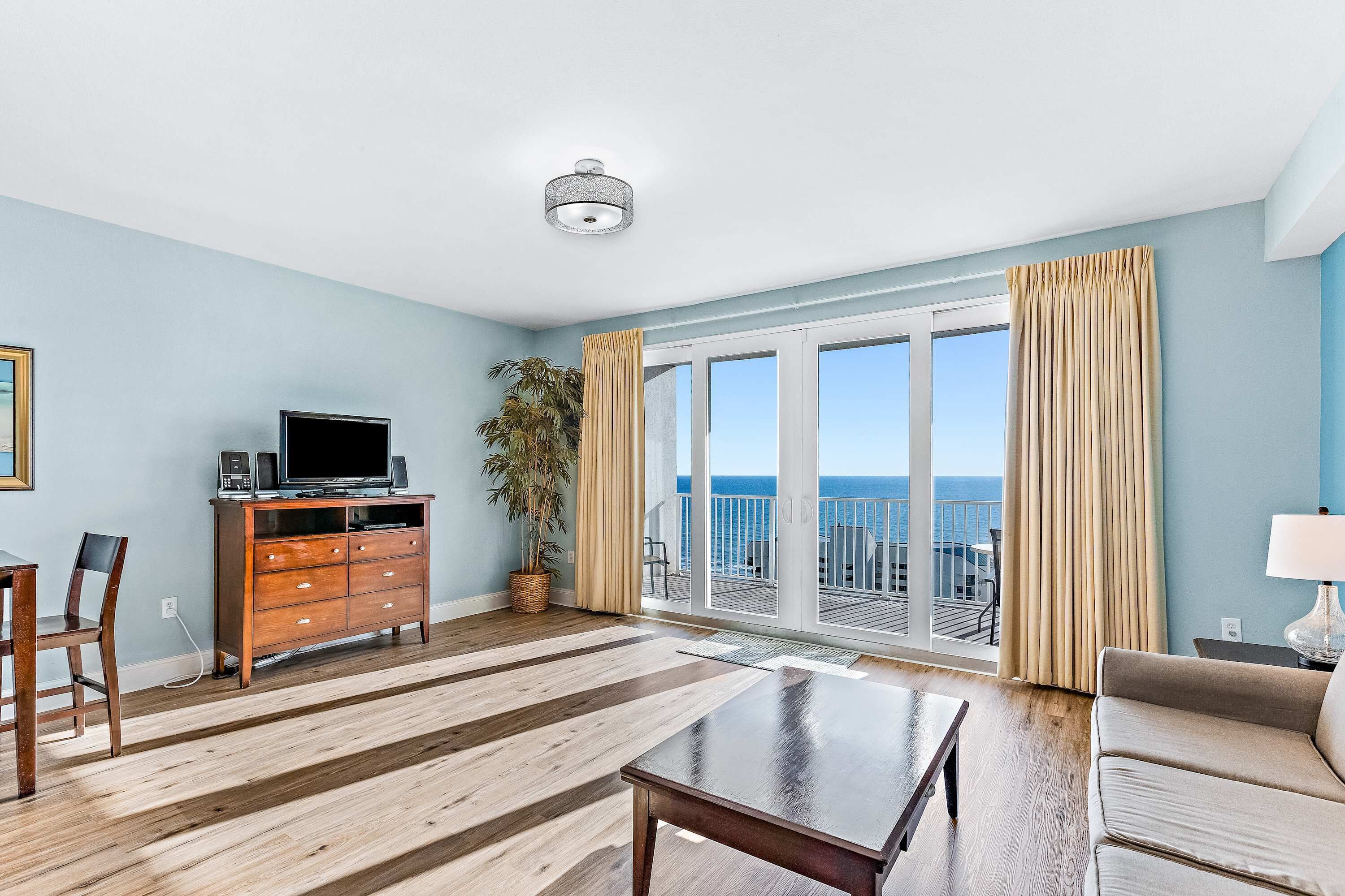 Televisión y oficina 