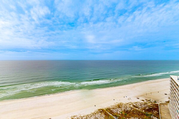 On the beach - Bright waterfront condo in a gated resort with pools, tennis courts, & gym (Panama City Beach)