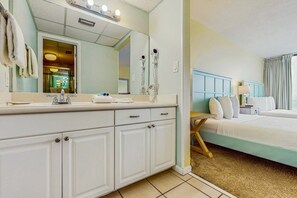 2 bedrooms, Internet, bed sheets - Terrific condo in beachfront location with pool, central AC & balcony (Panama City Beach)