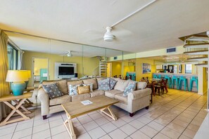 TV, offices - Terrific condo in beachfront location with pool, central AC & balcony (Panama City Beach)