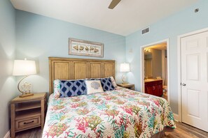 1 bedroom, iron/ironing board, Internet, bed sheets - Cozy condo with private balcony, shared pool & beach access (Panama City Beach)