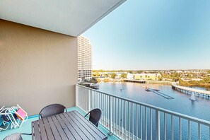 Property grounds - Cozy condo with private balcony, shared pool & beach access (Panama City Beach)