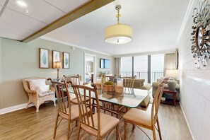 Dining - Gorgeous beachfront condo, shared & and beach access (Panama City Beach)