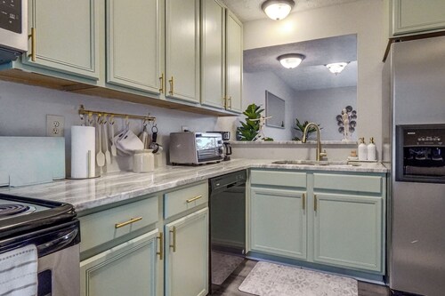 Private Patio! Quiet Townhome, 6 Mi to Fort Bragg