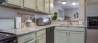 私人庭院！安静的联排别墅，距布拉格堡6英里  