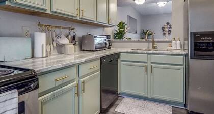 Private Patio! Quiet Townhome, 6 Mi to Fort Bragg