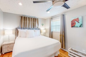 1 bedroom, iron/ironing board, WiFi, bed sheets - Charming cottage with enclosed yard, patio, private hot tub & washer/dryer (Panama City Beach)