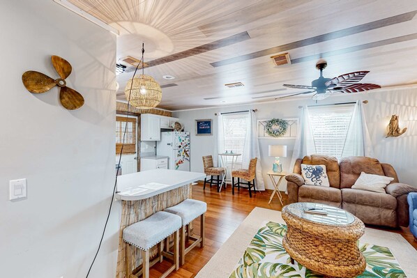 TV, offices - Charming cottage with enclosed yard, patio, private hot tub & washer/dryer (Panama City Beach)