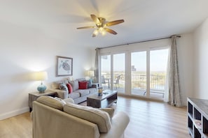 TV, offices - Condo with five pools, hot tubs, saunas, gym, game room, & balcony (Panama City Beach)
