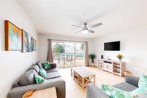 TV - Gulf-view condo near beach with balcony, W&D, pool, gym, & WiFi - snowbirds OK (Miramar Beach)