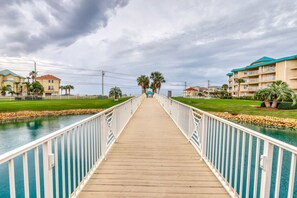 Property grounds - Gulf-view condo near beach with balcony, W&D, pool, gym, & WiFi - snowbirds OK (Miramar Beach)