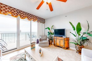 TV, DVD player, offices - Inviting & well-equipped 19th-floor condo w/beach views, shared pool & tennis (Miramar Beach)