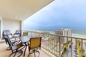 Outdoor dining - Inviting & well-equipped 19th-floor condo w/beach views, shared pool & tennis (Miramar Beach)