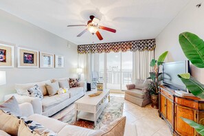 TV, DVD player, offices - Inviting & well-equipped 19th-floor condo w/beach views, shared pool & tennis (Miramar Beach)