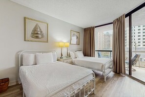 2 bedrooms, iron/ironing board, WiFi, bed sheets - Updated Gulf view condo with resort pool, hot tub, gym & beach bar (Miramar Beach)