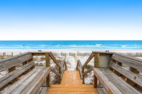 Beach nearby - Enchanting ocean-view home with pool, bikes, balcony & private beach access (Santa Rosa Beach)