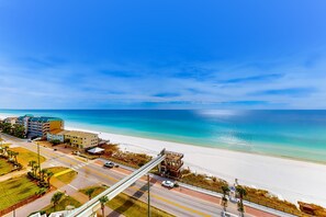 Beach nearby - Beautiful Gulf-front retreat w/central AC, shared pool & hot tub, free WiFi, (Miramar Beach)