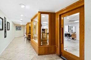 Lobby - Beautiful Gulf-front retreat w/central AC, shared pool & hot tub, free WiFi, (Miramar Beach)