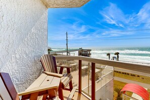 Property grounds - Beautiful Gulf-front retreat w/central AC, shared pool & hot tub, free WiFi, (Miramar Beach)