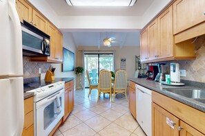 Fridge, microwave, oven, stovetop - Lakefront condo with on-site golf, pool access, tennis, gym, & balcony (Miramar Beach)
