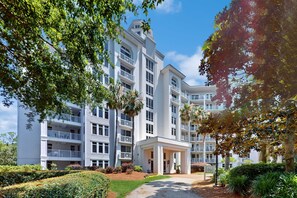 Exterior - Renovated studio with pool, hot tub, full sized fridge, and 2 burner stovetop (Miramar Beach)