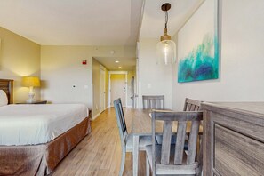 Iron/ironing board, WiFi, bed sheets - Renovated studio with pool, hot tub, full sized fridge, and 2 burner stovetop (Miramar Beach)