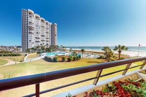 Property grounds - Oceanfront gem with pool, gym, hot tub, AC, W&D & beach-view balcony (Miramar Beach)