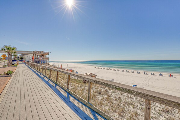 On the beach - Oceanfront gem with pool, gym, hot tub, AC, W&D & beach-view balcony (Miramar Beach)
