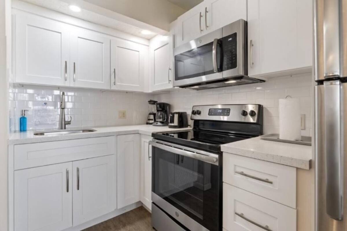 Coffee/tea maker, toaster, blender, dining tables