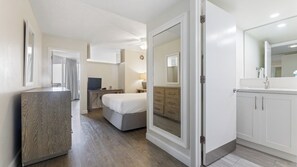 Blackout curtains, iron/ironing board, free WiFi, bed sheets - Caloosa Cove Resortby CoolVacay (Islamorada)