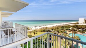 Ein Balkon mit Blick auf Strand, Pool und das Resort-Gelände.