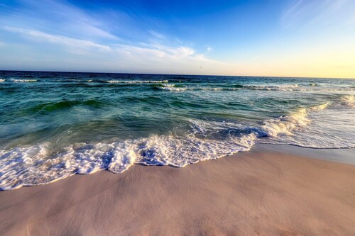 Beachy condo with free WiFi & shared pools, hot tub - short walk to the beach