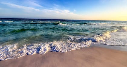 Beachy condo with free WiFi & shared pools, hot tub - short walk to the beach