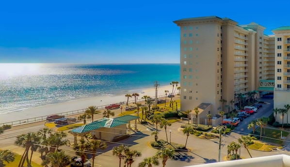 Beach nearby - Gulf-front resort studio with pool & hot tub - on-site dining (Miramar Beach)