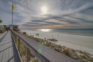 Beach - Sunlit ground-floor house with pools, hot tub, board games & on-site golf (Miramar Beach)
