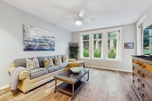 TV - Sunlit ground-floor house with pools, hot tub, board games & on-site golf (Miramar Beach)