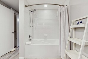 Shower, towels - Sunlit ground-floor house with pools, hot tub, board games & on-site golf (Miramar Beach)