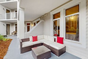 Terrace/patio - Sunlit ground-floor house with pools, hot tub, board games & on-site golf (Miramar Beach)