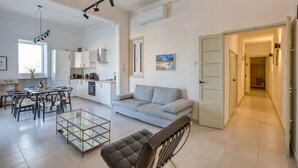 Eine moderne Wohnung mit Essbereich, Küche und Wohnzimmer.