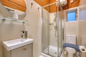 Douche, sèche-cheveux, serviettes fournies, savon