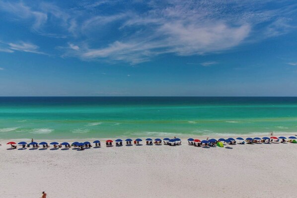 Beach nearby - Beautiful resort condo w/ a shared pool, hot tub, tennis, gym, & beach access (Miramar Beach)