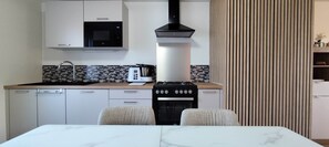 Fridge, microwave, oven, stovetop - île d'Hoëdic - Appt T3 - 4 à 6 pers. - Piscine & spa (La Turballe)