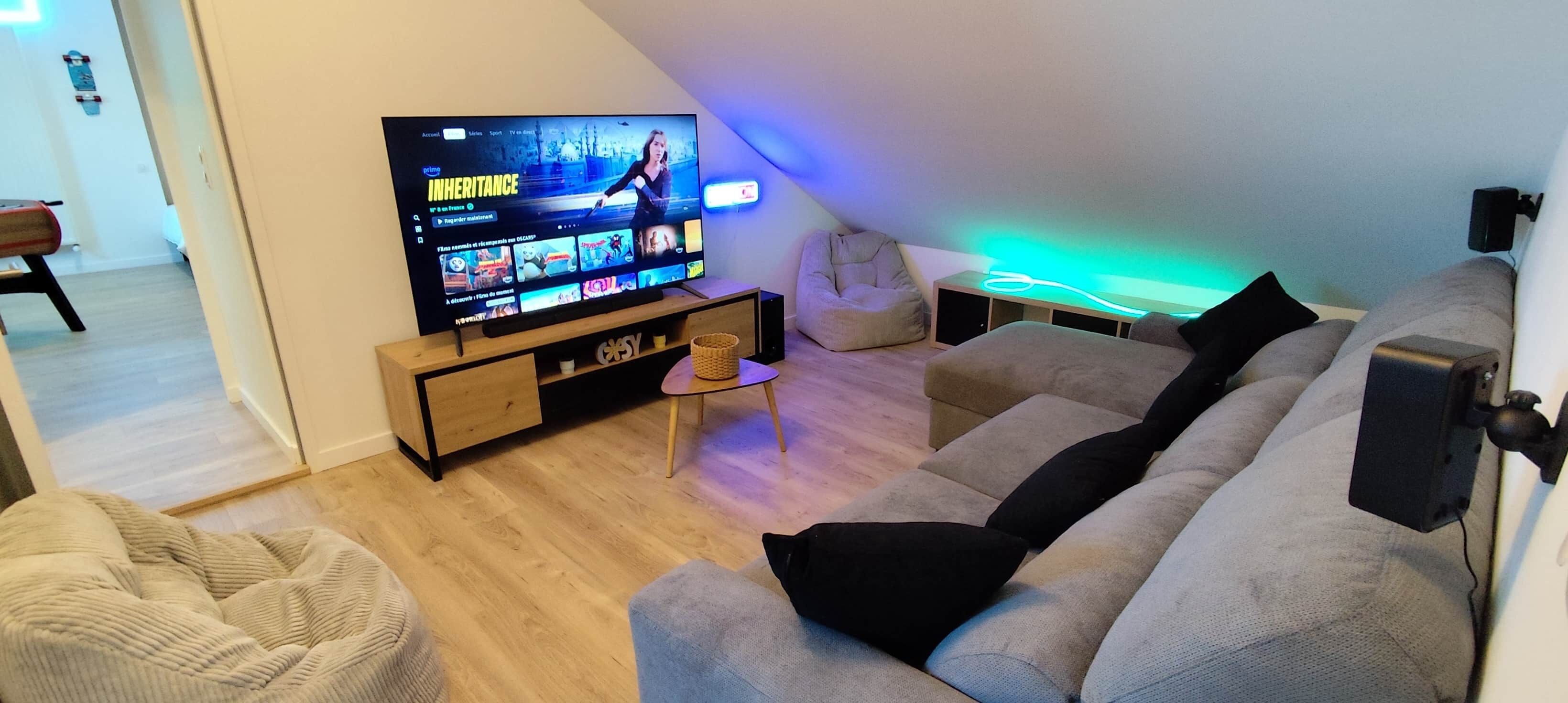 TV connectée, baby-foot, chaîne hi-fi