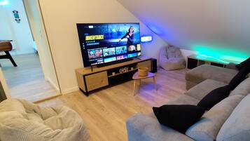 TV connectée, baby-foot, chaßne hi-fi