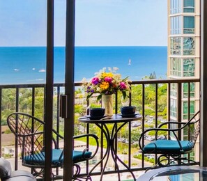 Outdoor dining - Peaceful Ocean View Apartment at Four Paddles (Honolulu)